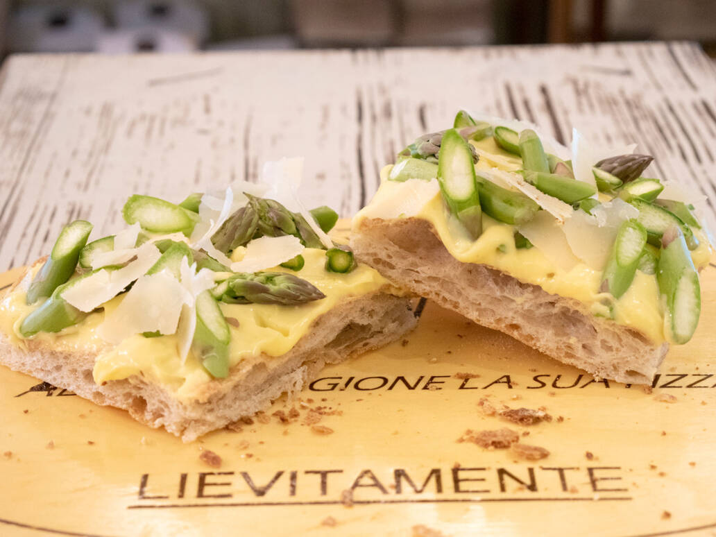 pizza crunch crema al parmigiano e asparagi - Lievitamente